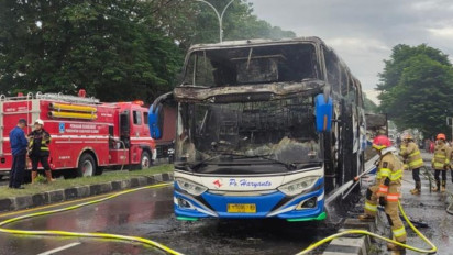 Diduga Konsleting AC, Bus Jurusan Yogya-Pati Ludes Terbakar di Simpang Empat Demak Ijo Sleman