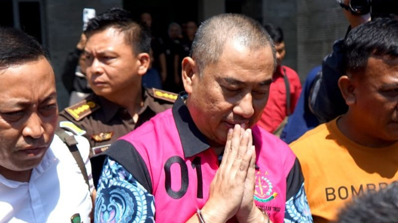 Mantan Bupati Bone Bolango Ditahan Kejati Terkait Dugaan Korupsi Bansos
            - galeri foto