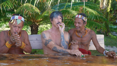 Kehebohan Anthony Kiedis Vokalis Red Hot Chilli Peppers Terciduk Nyantai Bareng Warga Lokal di Mentawai