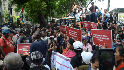 Demo di Gedung DPRD Sumut Tuntut Pemerintah Cabut Izin PT Toba Pulp Lestari