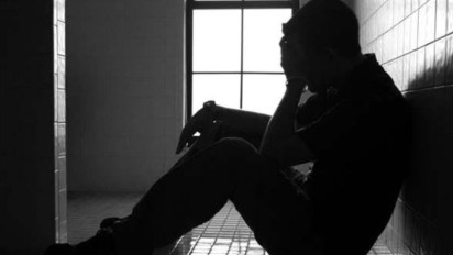 Viral Wanita ODGJ di Bekasi Ngamuk, Pukul Pengendara yang Melintas dan Pecahkan Kaca Minimarket