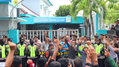 Kecewa Tegangan Listrik Naik-turun Selama 3 Bulan, Ratusan Warga Desa Demo Kantor ULP PLN Pamekasan