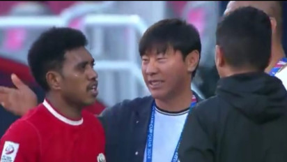 Jeam Kelly Sroyer Kena Keplak Shin Tae-yong, Ini Alasan Pemain Sepak Bola Tidak Bisa Asal Masuk Lapangan Setelah Penanganan Cedera