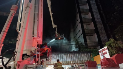 Tujuh Orang Masih Terjebak dalam Ruko yang Terbakar di Mampang Prapatan Jakarta Selatan, Belum Bisa Dievakuasi