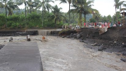 Diterjang Banjir Lahar Dingin Semeru, Jembatan Limpas Sungai Regoyo Putus