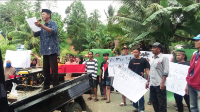 Diduga Kades Korupsi Dana Desa, Ratusan Warga Desa Geruduk Kantor Desa