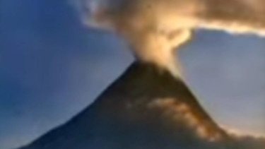 Gunung Merapi Siaga, Guguran Lava Meluncur 9 Kali ke Arah Kali Bebeng