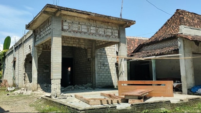 Kecewa Dicerai Sepihak, Seorang TKW di Madiun Nekat Bongkar Rumahnya yang Telah Dibangun Berdua