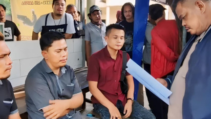 Menegangkan! Detik-Detik Warga Tangkap dan Nyaris Habisi Lima Debt Collector yang Buntuti Pengendara Mobil di Jakarta Timur