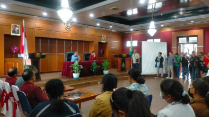 Usai Dipecat, 249 Nakes Datang Minta Maaf Sambil Berikan Kendi Berisi Tuak, Bupati Manggarai Beri Pesan Menohok Begini 