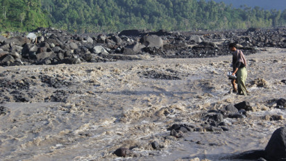 Jembatan Limpas Putus dan Tertimbun Material Vulkanik, Ratusan KK Terisolasi, Warga: Jaringan Listrik Juga Putus