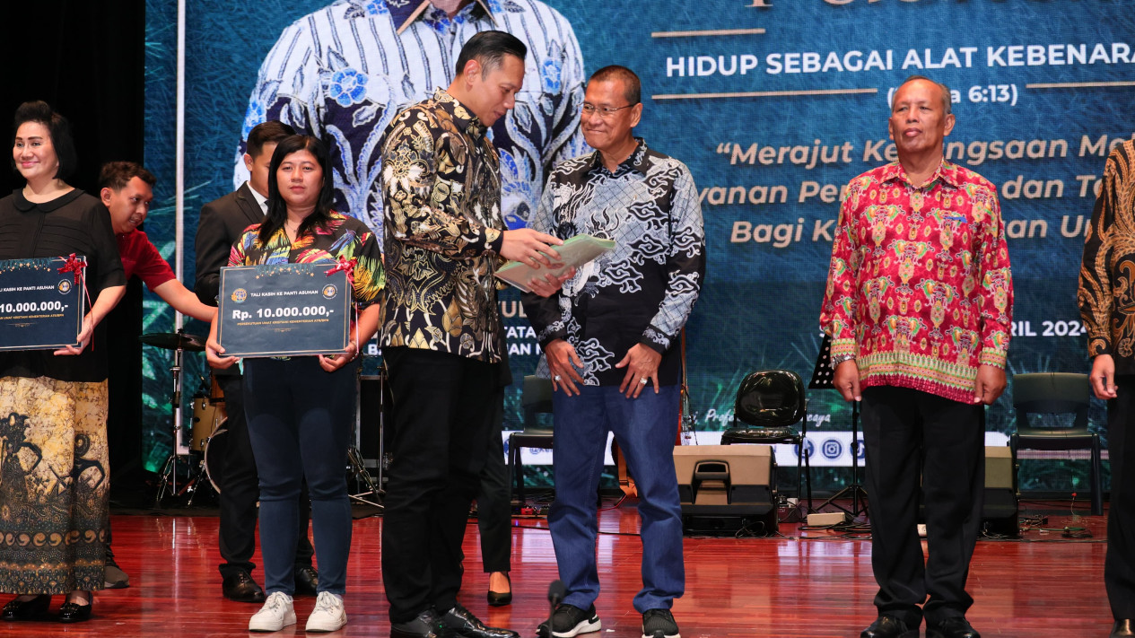 AHY Menteri ATRBPN Serahkan Sertifikat Sejumlah Gereja di Surabaya
            - galeri foto