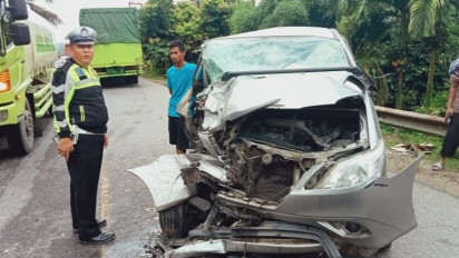 Sopir Mengantuk, Innova Tabrak Truk Hino di Jalinsum Sijunjung 4 Orang Luka-luka