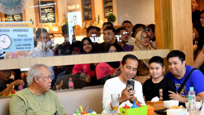 Jokowi Sempatkan Makan Bakso di Mal Tak Hentikan Warga Gorontalo untuk Foto Bareng