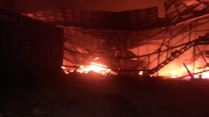 Kebakaran Hebat Hanguskan Pabrik Rotan di Cirebon, Petugas Damkar Kesulitan untuk Padamkan Api