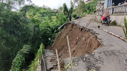 Hujan Lebat, Tanah Longsor di Magetan Putus Akses Jalan Antar Desa dan Alternatif ke Jawa Tengah