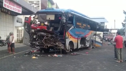 Bus Sugeng Rahayu Tabrak Truk di Nganjuk, Lima Luka dan Kernet Terjepit Bodi Bus