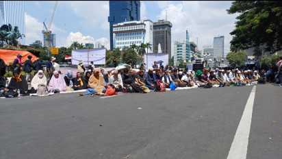 Massa Aksi di MK Gelar Shalat Dzuhur Hingga Doa Bersama