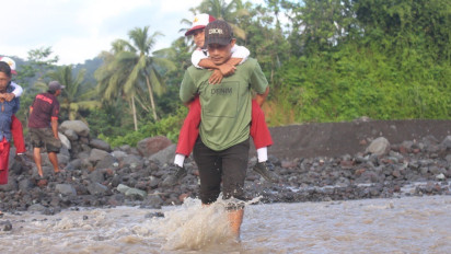 Akses Jembatan Putus, Sejumlah Siswa SD Terpaksa Digendong Menyebrangi Aliran Sungai Regoyo