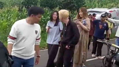 Turun dari TWA Ijen, Minibus Angkut Wisatawan Asing Terperosok ke Ladang Jagung