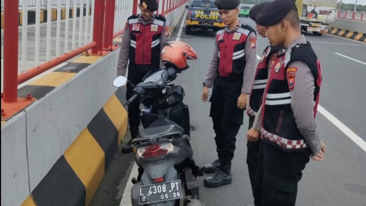 Sepeda Motor Tanpa Pengemudi Ditemukan di Tol Jembatan Suramadu
            - galeri foto