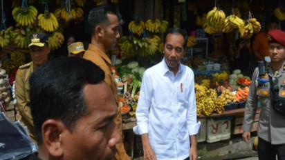 Presiden Jokowi Pantau Harga Bahan Pokok di Pasar Tradisional di Mamasa
