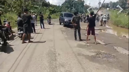 Rayakan HUT Lampung Timur ke-25, Warga Tebar Ikan Lele di Jalan Berlubang