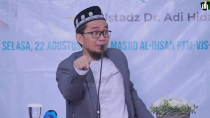 Setelah Shalat Buru-buru Harus Kerja, Bolehkah Dzikir dan Doa Sambil Berjalan? Kata Ustaz Adi Hidayat Itu Hukumnya...