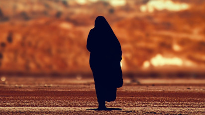 Wahai Wanita Turunkan Kerudungmu hingga Menutupi Dadamu, Tafsir Surat An Nur ayat 31