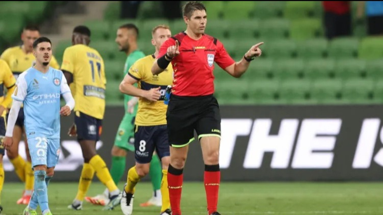 3 Keputusan Kontroversial Shaun Evans, Eks Wasit Liga 1 yang Pernah Rugikan Timnas Indonesia Era Luis Milla
            - galeri foto