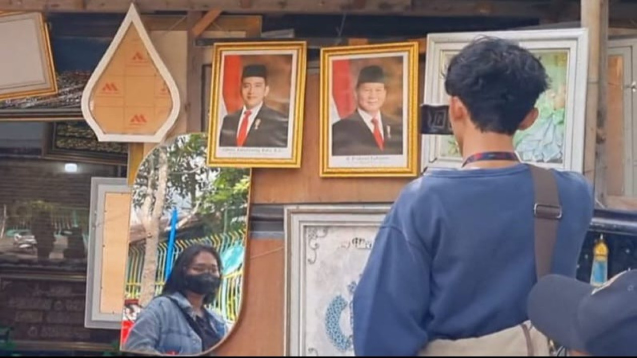 Wow! Foto Bingkai Prabowo-Gibran Laris Manis, Pedagang di Solo Mendapat 300 Pesanan
            - galeri foto