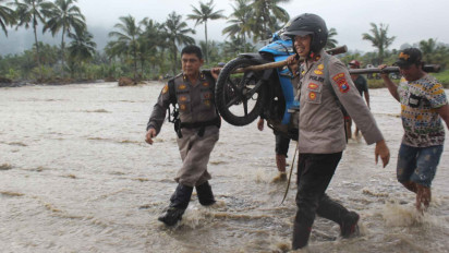 Belum Ada Jembatan Alternatif, Polisi Bantu Gotong Motor Warga Terobos Sungai Regoyo