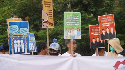 Aksi AMUK RI Bagi Bunga Mawar dan Tanda Tangan di Kain Putih Panjang Ajak Masyarakat Bersatu Setelah Pilpres 2024