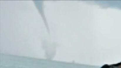 Ngeri!! Angin Puting Beliung di Selat Madura, Para Nelayan Bangkalan Memilih Putar Balik Menuju Daratan