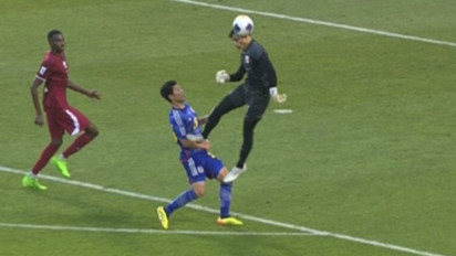 Menangis Tersedu-sedu, Kiper Qatar Kena Kartu Merah setelah Tendang Perut Pemain Jepang, Wasit Lihat VAR Dulu