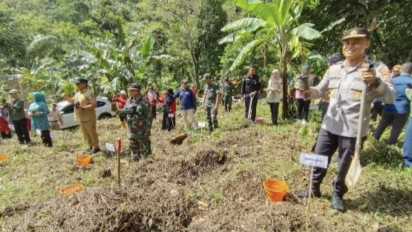Peringati Hari Bumi, Kapolres Palopo Ikut Serta Penanaman Pohon