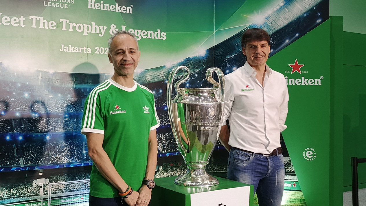 Demi Fans Indonesia, Legenda Real Madrid dan Manchester United Bawa Trofi Liga Champions ke Jakarta
            - galeri foto