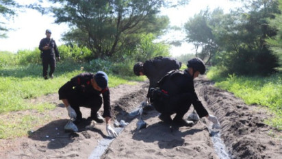 Tim Gegana Brimob Polda DIY Musnahkan Puluhan Kilogram Bubuk Bahan Petasan