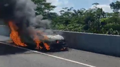 Sebuah Minibus Terbakar Hebat di Jalan Tol Semarang-Solo