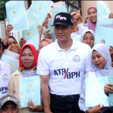 AHY Jalan Kaki Sejauh 1 Kilometer Demi Bagikan Sertifikat Tanah Gratis