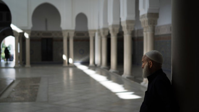 Doa Masuk Masjid, Lengkap dengan Latin dan Artinya