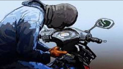 Viral Aksi Koboi Jalanan Sok Jago Mau Curi Motor Sambil Tenteng Pistol di Jakut