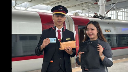 Viral Kondektur Kereta Cepat Whoosh Temukan Amplop Penumpang Berisi Uang Rp50 Juta