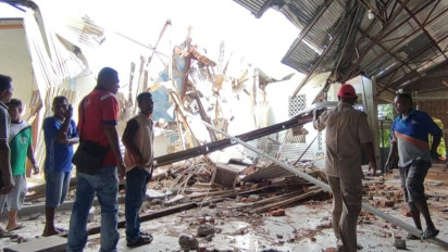 Bangunan Gereja di Sikka Ambruk, Palayan Gereja Tertindih Reruntuhan