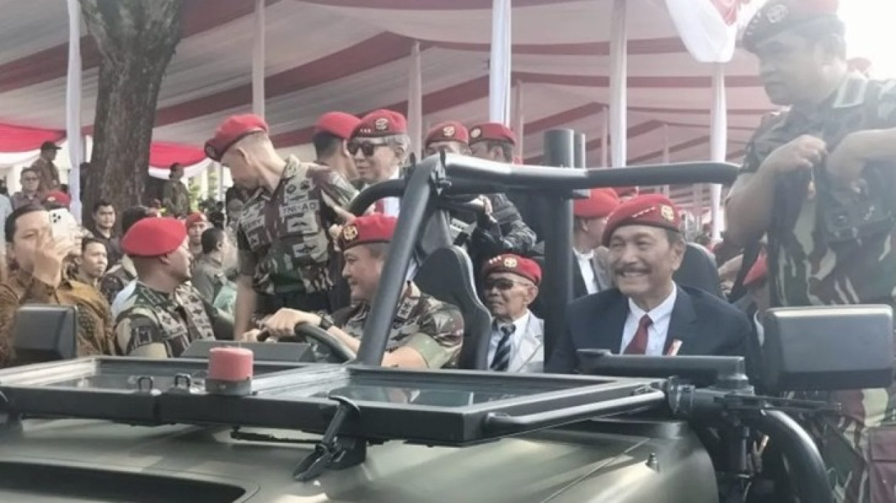 Menko Luhut Disopiri Danjen Kopassus dan Dikawal KSAD Jenderal TNI Maruli Simanjuntak Sang Menantu di HUT ke-72 Kopassus
            - galeri foto