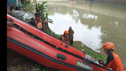 Sedang Bercanda, Seorang Bocah dan Remaja Laki-laki Hanyut di Kali Ciliwung