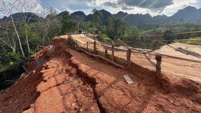 Jalan Antar Desa di Sijunjung Alami Terban, Warga Tamparungo Sumpur Kudus Gunakan Jembatan Alternatif dari Kayu