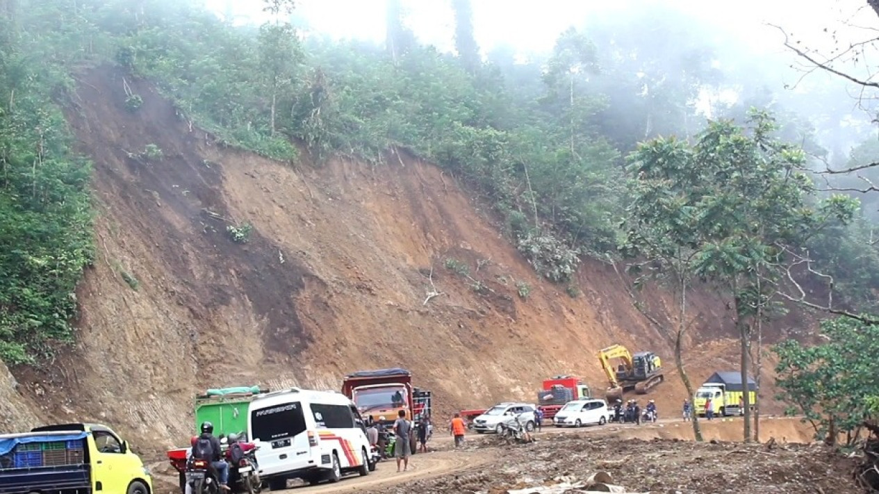 Diterjang Tanah Longsor Susulan, Jalur Lumajang - Malang Macet 3 Jam
            - galeri foto
