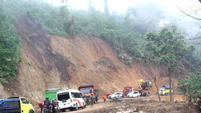 Diterjang Tanah Longsor Susulan, Jalur Lumajang - Malang Macet 3 Jam