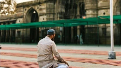 Salat Tapi Pikiran Kemana-kemana, Sah atau Tidak Hukumnya dalam Islam? Buya Yahya Bilang Ternyata…